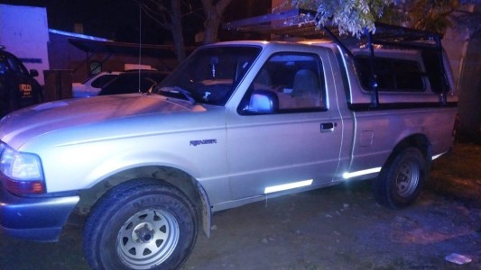 De película: manejaba una camioneta robada y se quedó sin combustible