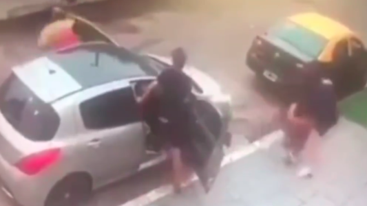Video: salvaje robo piraña a una pareja de abuelos en Villa Madero