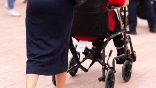 Exageró síntoma de su hija y la mantuvo 6 años en sillas de rueda