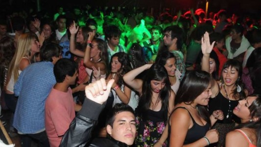 Desactivan una fiesta clandestina con casi 500 jóvenes en Mar del Plata