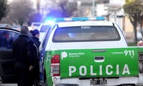 La tiraron de la moto para robarle y murió de un infarto