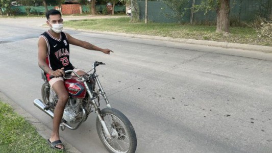 Noble gesto: encontró mucho dinero en una bolsa y hace una semana que intenta devolverlo