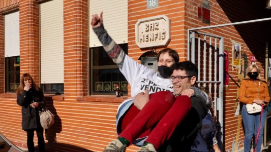 Encontró un sobre con dinero y lo devolvió: días después ganó la lotería