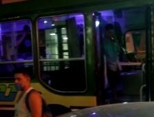 Un ladrón muerto y un policía herido tras un tiroteo a bordo de un colectivo en San Francisco Solano