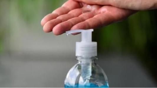 Prohíben un alcohol líquido y en gel que se vendía en redes sociales