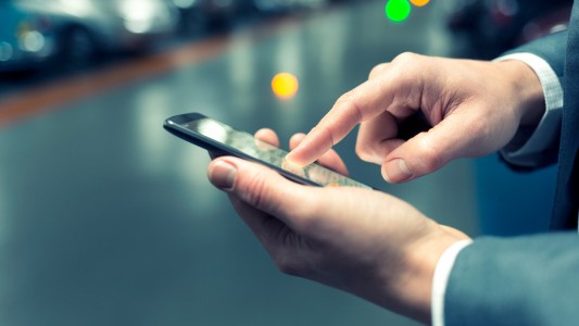 Condenaron a un hombre por revisar las conversaciones del celular de su pareja