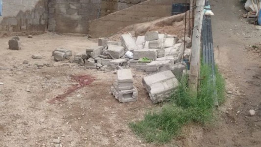 Murió un nene en su casa al caerle una pared que derribó una máquina de una obra lindera