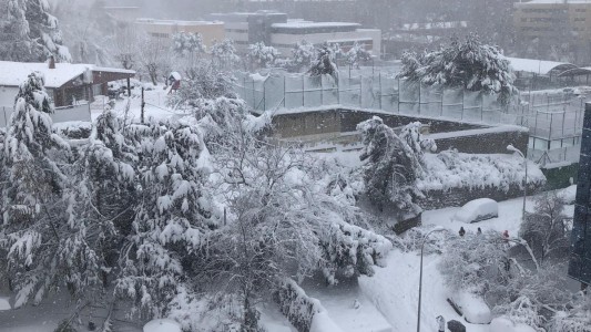 Muñecos de nieve, ski y vehículos atrapados por horas tras las histórica nevada en Madrid