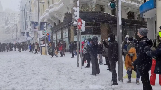 Así se vivió la "guerra de nieve" en el centro de Madrid tras la histórica nevada