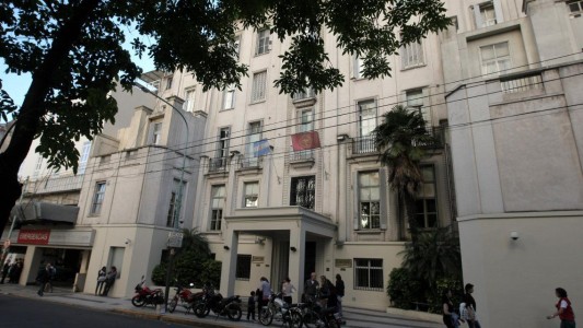 Un juez ordenó a un sanatorio privado darle dióxido de cloro a un paciente con coronavirus