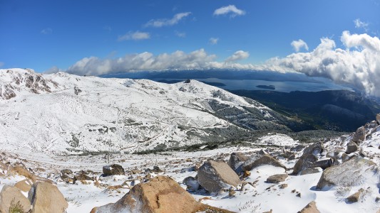 Bariloche, con los cerros nevados en plena temporada de verano