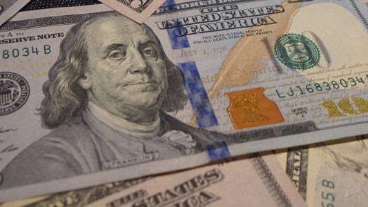 El dólar blue bajó a $159 mientras el dólar ahorro superó los $150