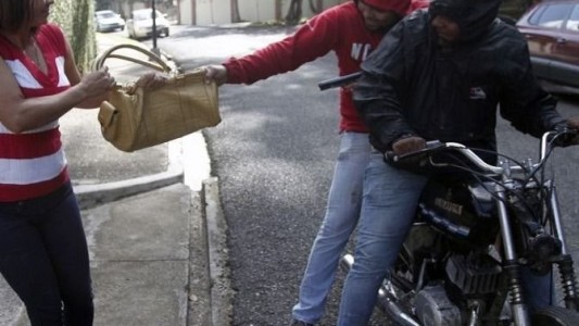 Una jubilada se cayó tras el robo de motochorro: está grave