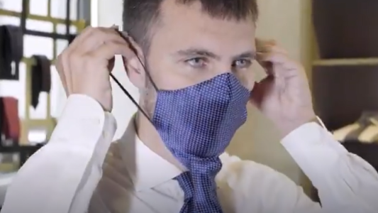 Corbata barbijo, la original idea de una sastrería italiana para sobrellevar la pandemia
