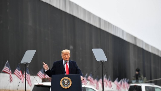 Al visitar el muro limítrofe, Trump dijo que hay "cero riesgo" de destitución