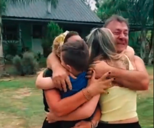Video de TikTok: el emotivo reencuentro de un nieto con sus abuelos después de un año de pandemia