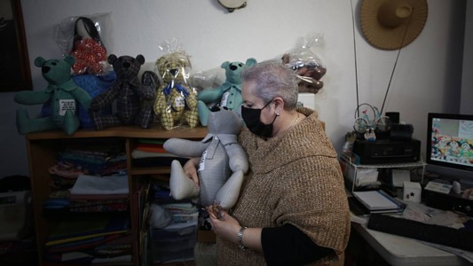 Una mexicana cose osos de peluche con prendas de fallecidos por Covid-19