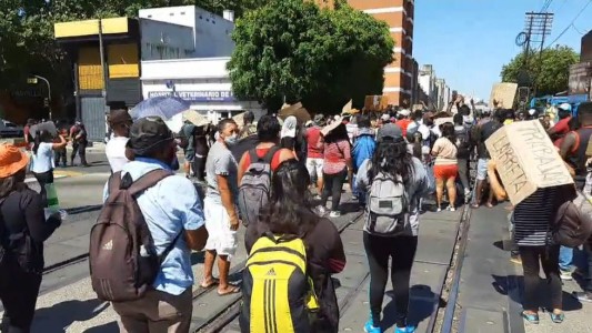Tensión en Flores: manteros cortaron las vías del tren Sarmiento