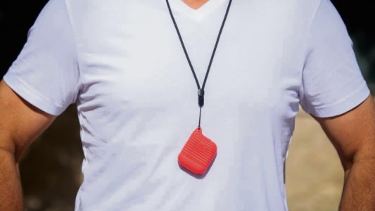 Empresa colocará a los empleados colgantes que suenan cuando no respetan el distanciamiento