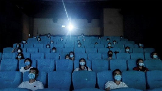 Preparan el decreto para habilitar los cines: cómo será el protocolo