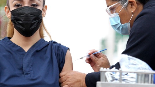 La OMS anunció que 28 millones de personas ya se vacunaron contra el coronavirus en 46 países