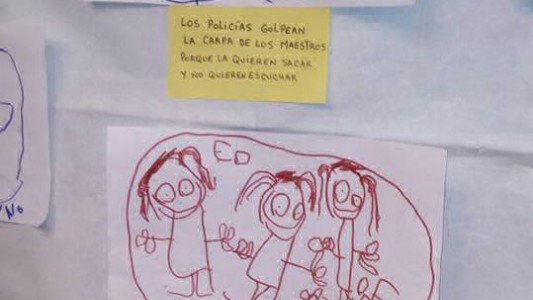 Padres indignados porque sus hijos dibujaron en el jardín escenas de violencia policial contra los maestros