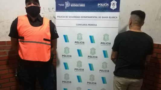 Apareció en la casa de su expareja y mordió en el pecho al hombre que estaba con ella