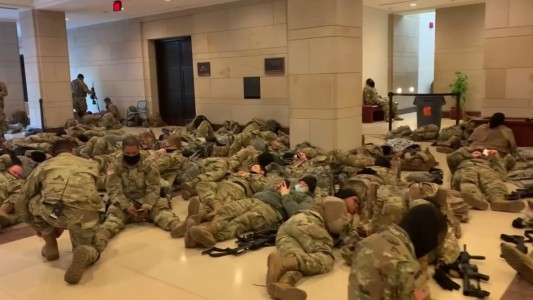 Piadosos catres para los guardias que dormían en el piso del Capitolio