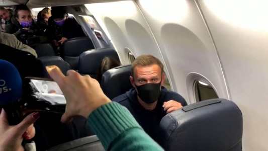 El principal opositor a Putin fue detenido al regresar a Rusia