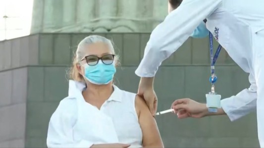 Coronavirus: al pie del Cristo en Río, Brasil lanzó su plan de vacunación