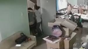 Video: una familia se abraza bajo el marco de una puerta en medio del terremoto de San Juan