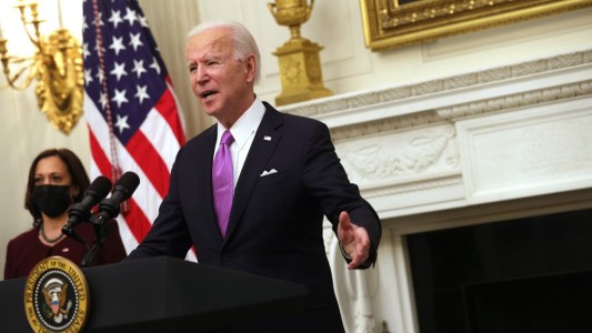 Joe Biden anunció que todos viajeros que lleguen a Estados Unidos deberán presentar un test negativo y hacer cuarentena