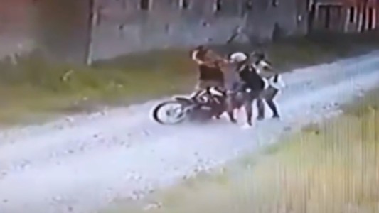 Video: a los golpes, dos chicas se resistieron al robo de motochorros