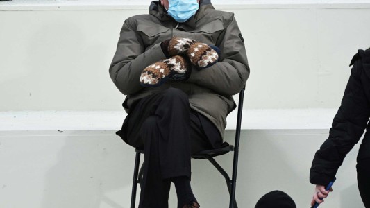 Luego de los memes del día de la asunción, se agotaron los guantes de Bernie Sanders