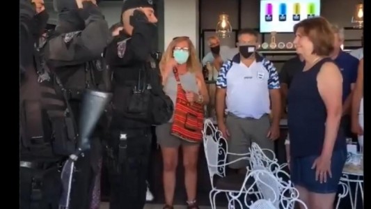 Polémica con los policías bonaerenses que le hicieron la venia a Patricia Bullrich