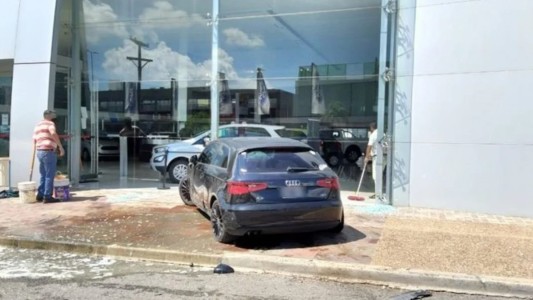 El arquero de Lanús Lucas Acosta chocó con su Audi y se metió en una concesionaria de autos