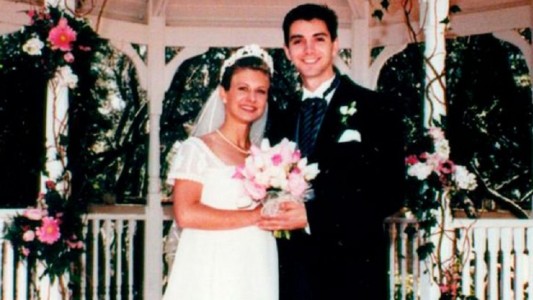 La historia de la mujer que envenenó a su esposo y lo cubrió con pétalos de rosa para simular un suicidio