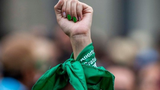Brutal golpiza a una mujer por llevar un barbijo verde de la campaña por el aborto legal