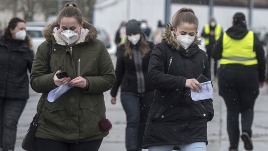 Alemania prohibió los barbijos de tela en lugares públicos
