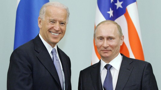 Biden llamó por primera vez a Putin y expresó su preocupación por "envenenamiento" de Navalni