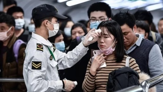 "Superhumillante": críticas en China a los test rectales de coronavirus