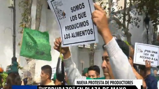 Pequeños productores agrícolas realizaron "verdurazo" frente a La Rural