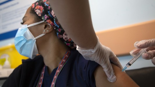 Chile aprobó la vacuna de Oxford y AstraZeneca, la tercera para combatir el coronavirus