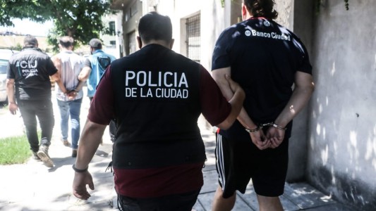 Lo fueron a buscar por pisar a un hombre con su camioneta y encontraron un arsenal de armas y drogas