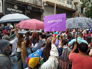 Fuerte reclamo en el local de Once donde fue abusada una joven para que detengan al agresor