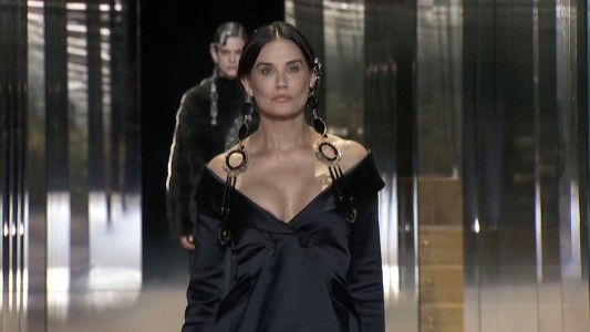 Demi Moore debuta como modelo de alta costura junto a Kate Moss y su hija