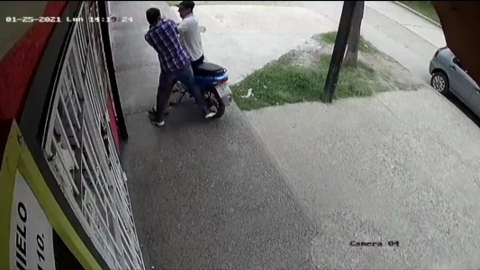 Desarmó a un motochorro y evitó que lo asaltara