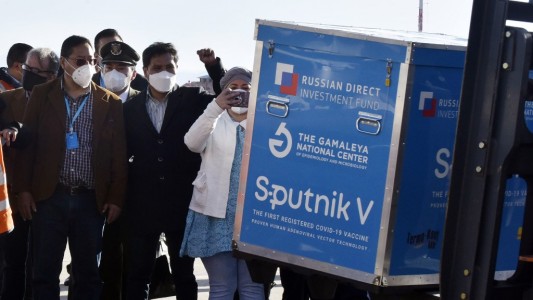 Bolivia recibió las 20 mil dosis de la vacuna Sputnik V que trajo Aerolíneas Argentinas
