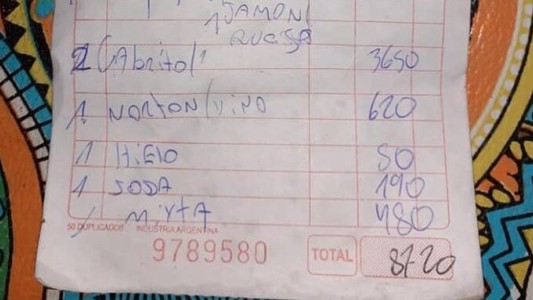 "Estafados": turistas pagaron casi $9000 para cenar y les cobraron hasta el hielo