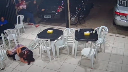 Video: está embarazada y protegió con su cuerpo a su hijo de 4 años en el medio de un tiroteo